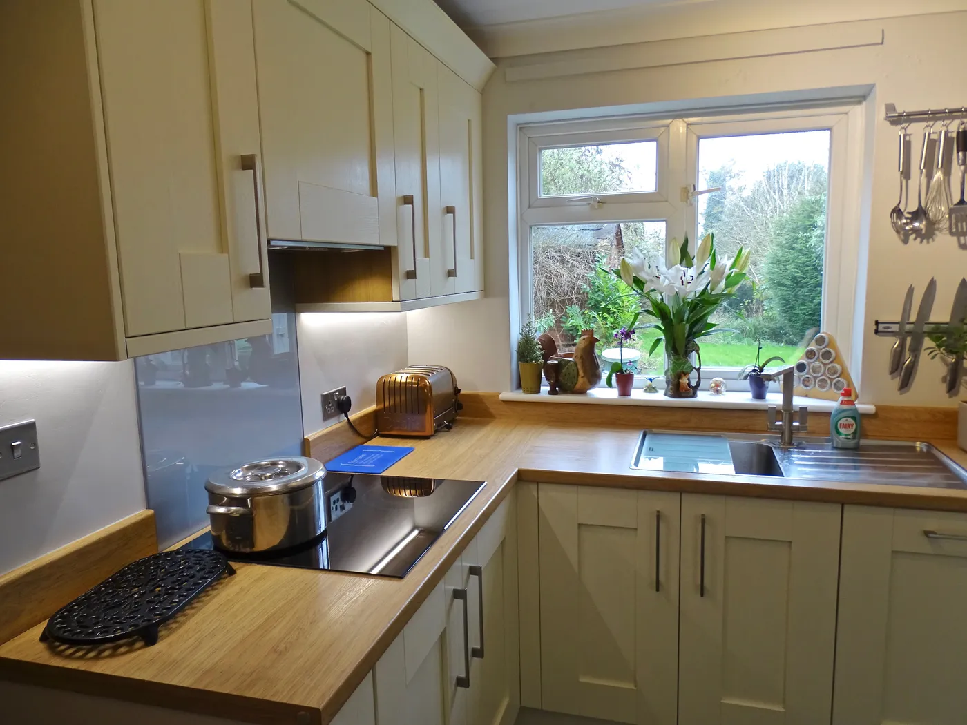 Cream Shaker Kitchen with Tall Appliance Housing — project photo