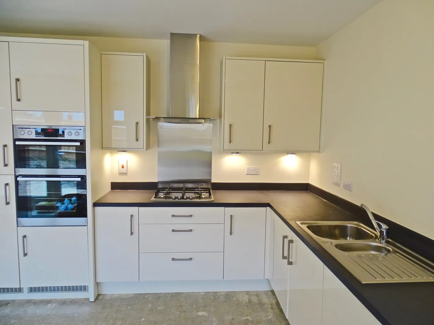 High-Gloss White Kitchen Installation — project photo