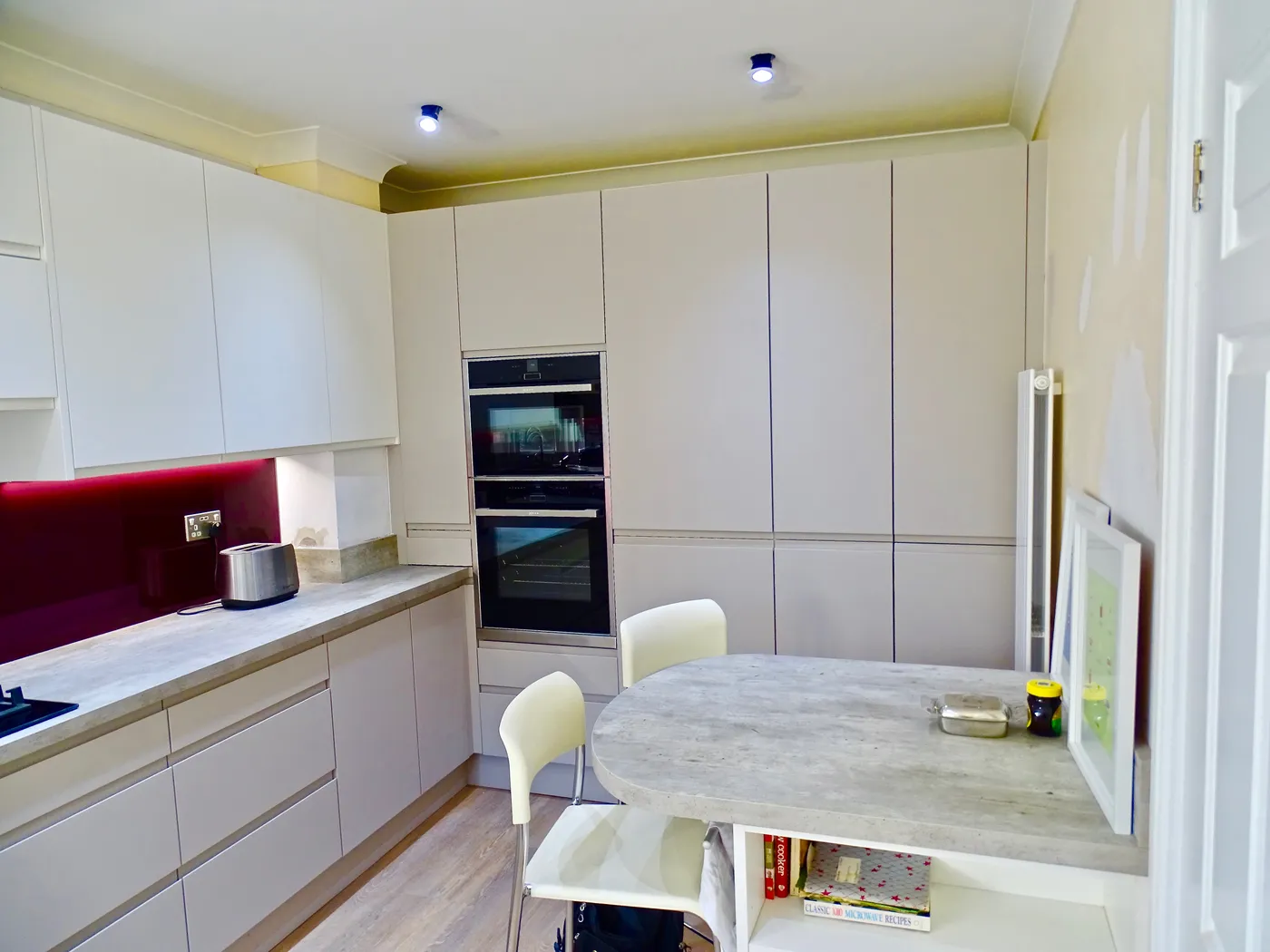 Handleless Grey Kitchen with Burgundy Splashback