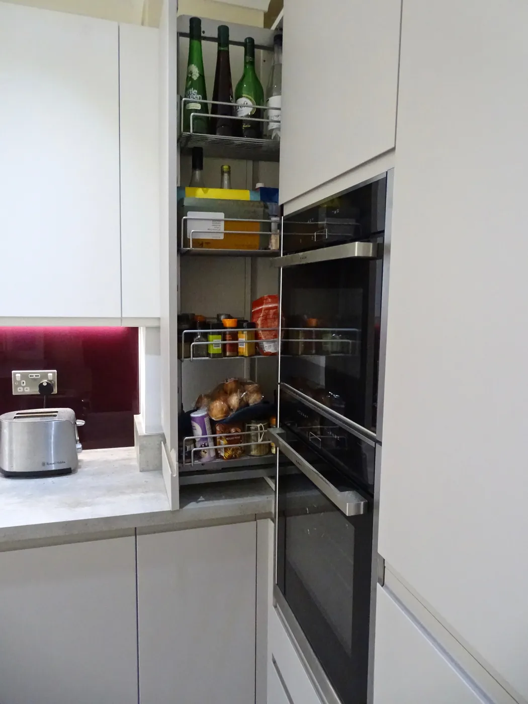 Handleless Grey Kitchen with Burgundy Splashback — project photo