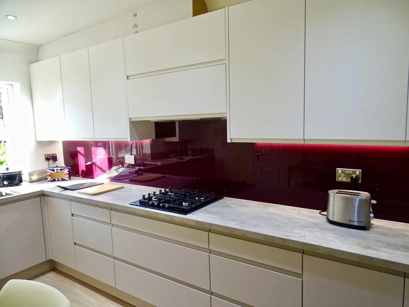 Handleless Grey Kitchen with Burgundy Splashback — project photo