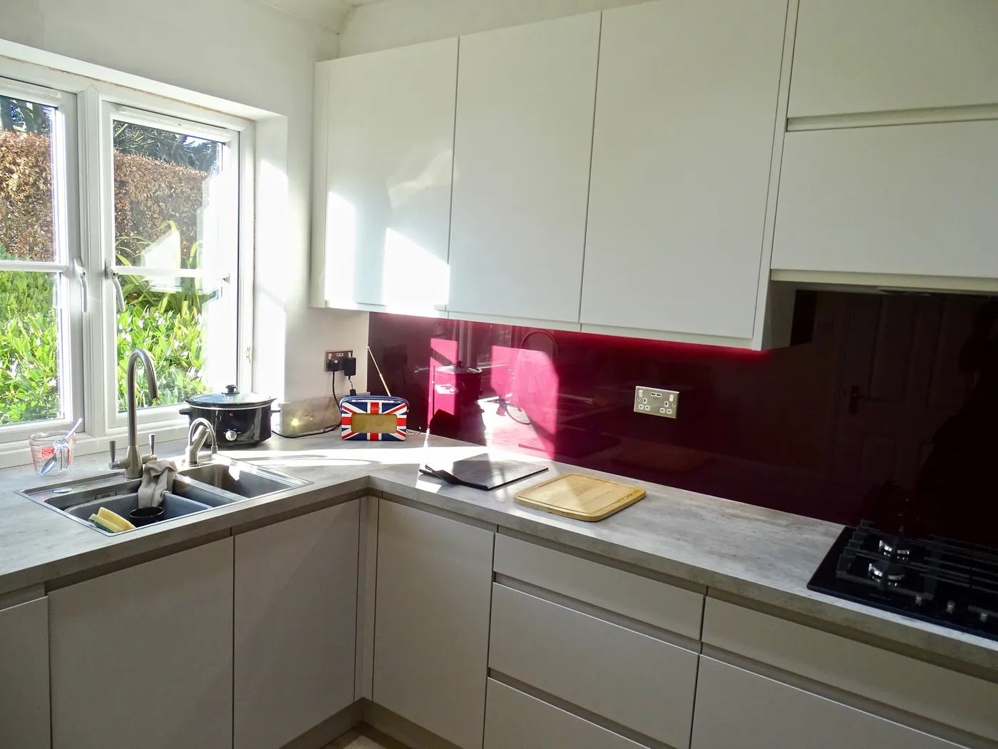 Handleless Grey Kitchen with Burgundy Splashback — project photo