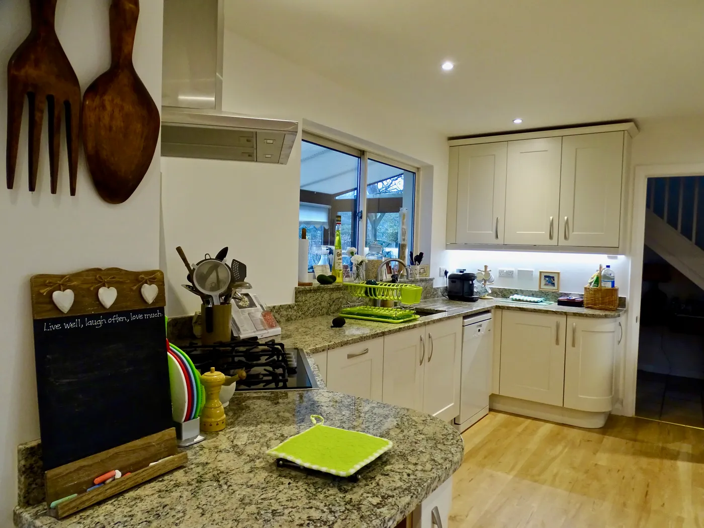 Cream Shaker Kitchen with Granite Worktops