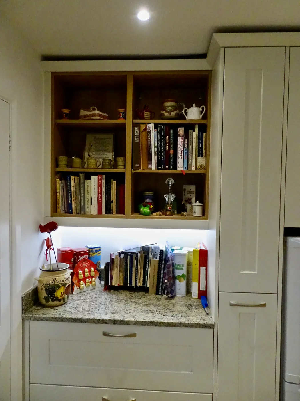 Cream Shaker Kitchen with Granite Worktops — project photo