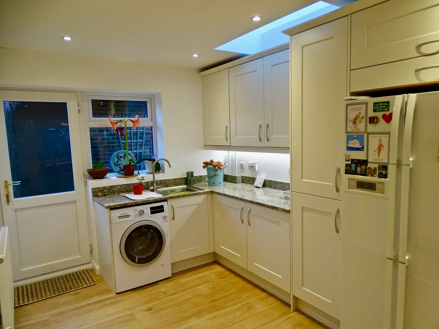 Cream Shaker Kitchen with Granite Worktops — project photo