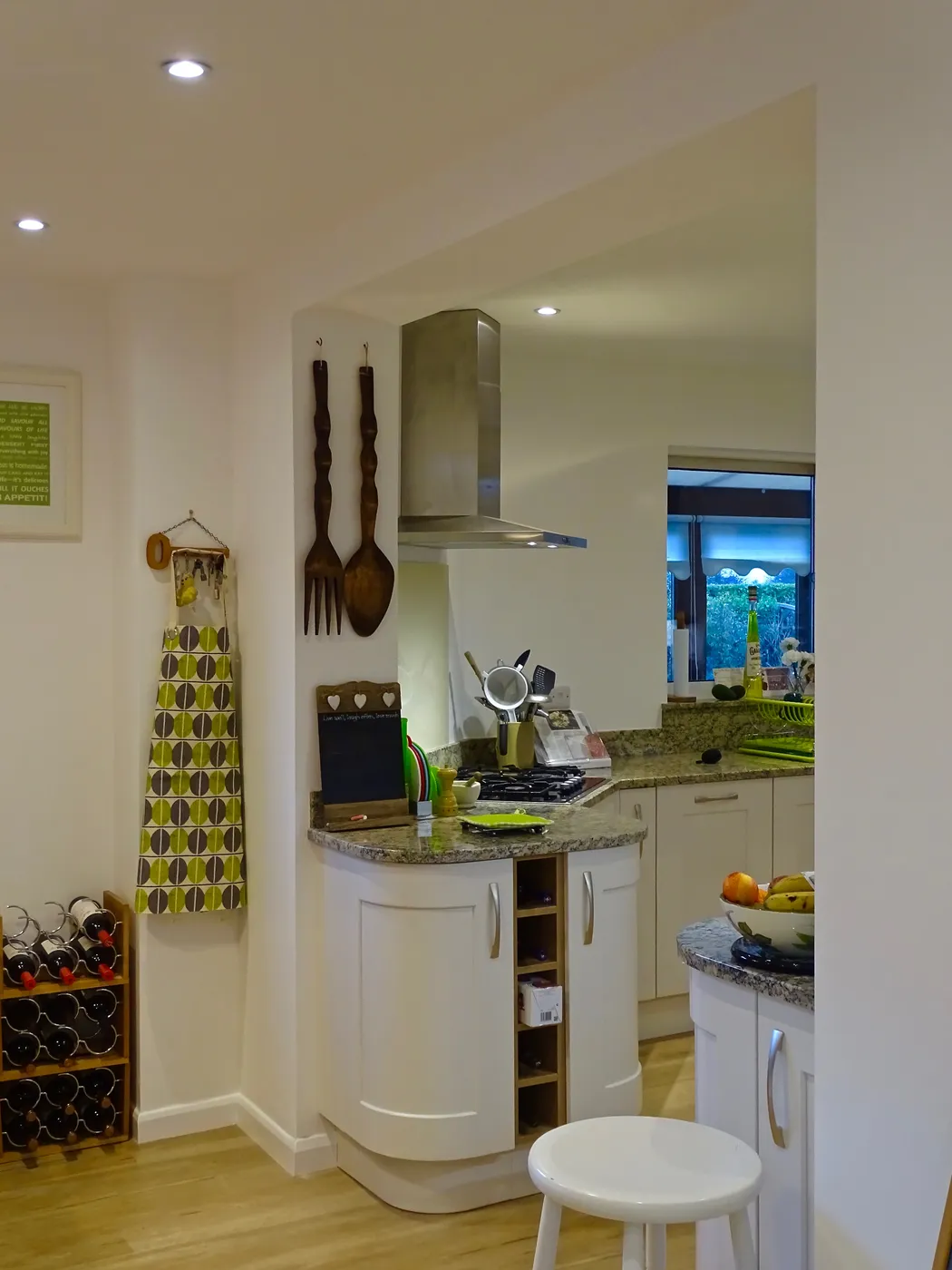 Cream Shaker Kitchen with Granite Worktops — project photo