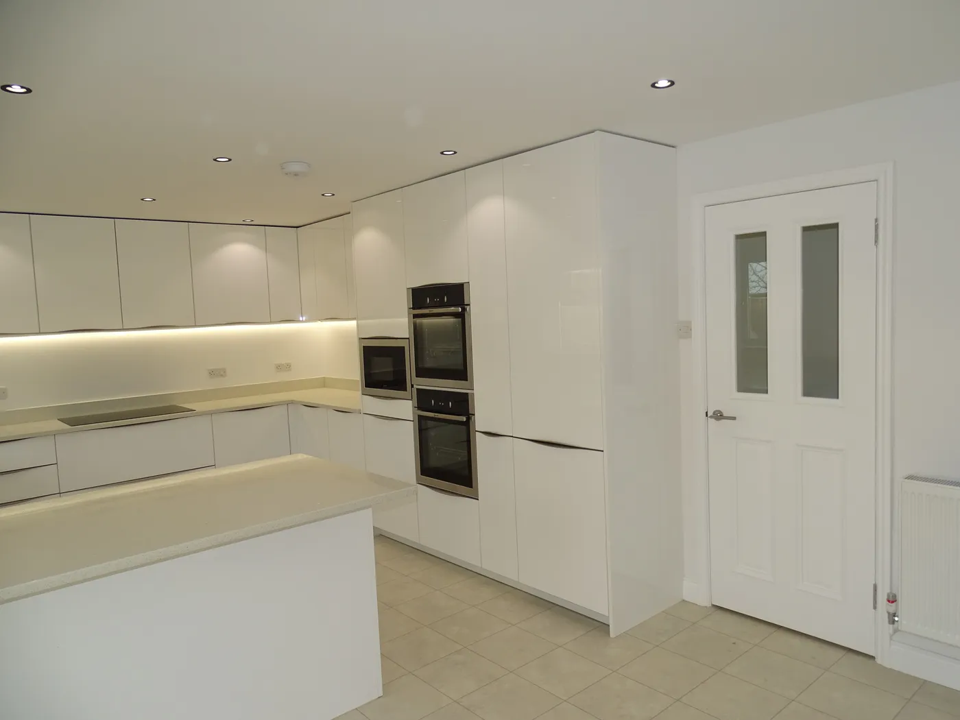 Handleless Gloss White Kitchen — project photo