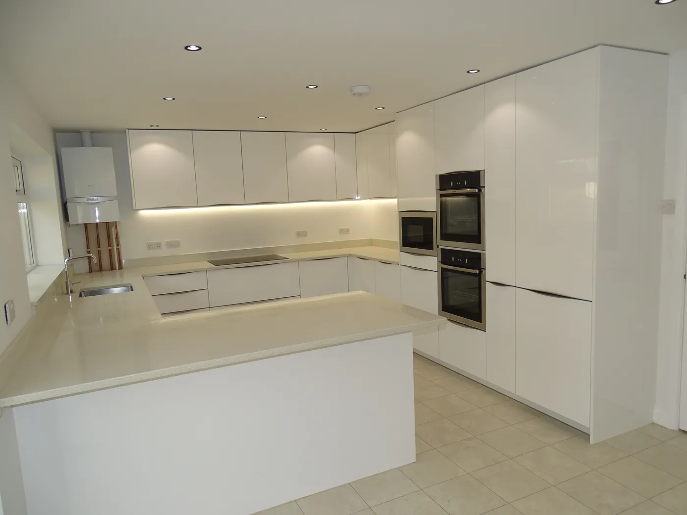 Handleless Gloss White Kitchen — project photo