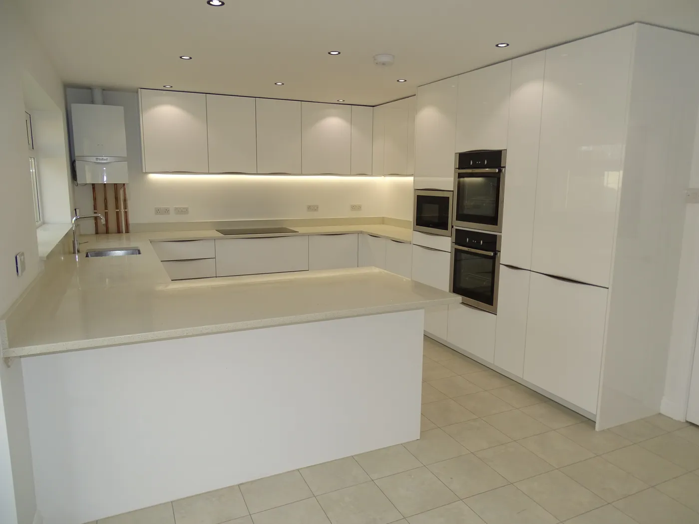 Handleless Gloss White Kitchen — project photo