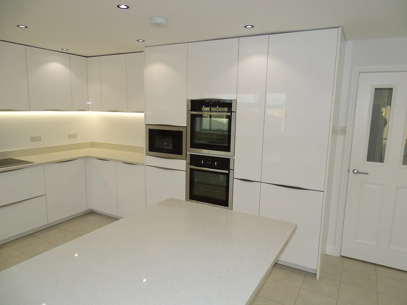 Handleless Gloss White Kitchen — project photo