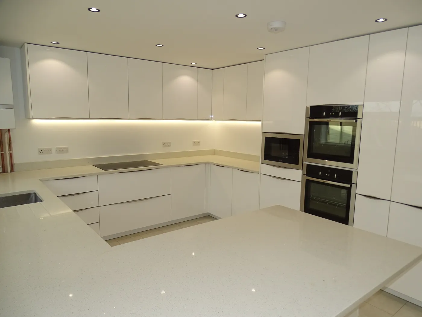 Handleless Gloss White Kitchen — project photo