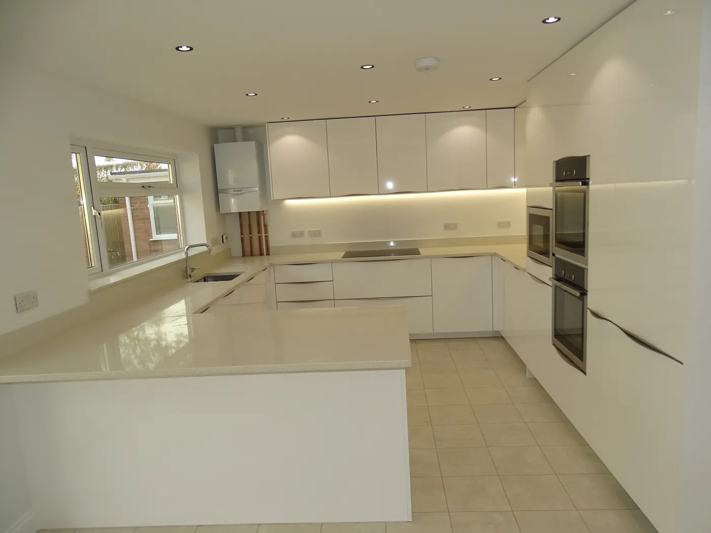 Handleless Gloss White Kitchen — project photo