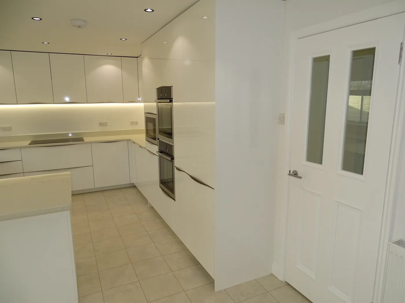 Handleless Gloss White Kitchen — project photo