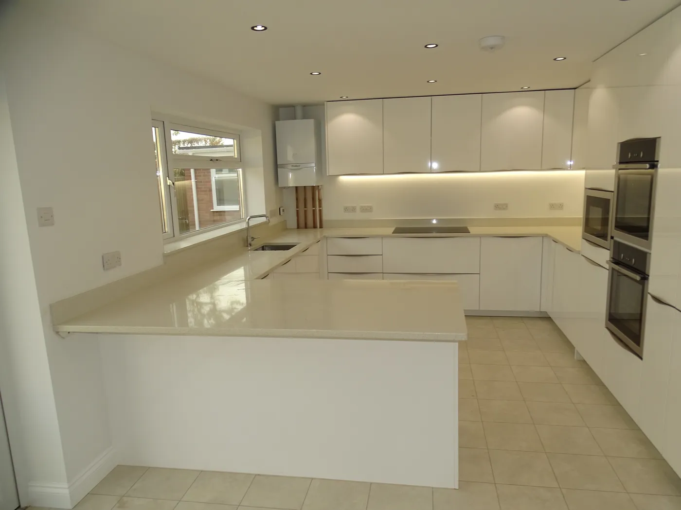 Handleless Gloss White Kitchen — project photo