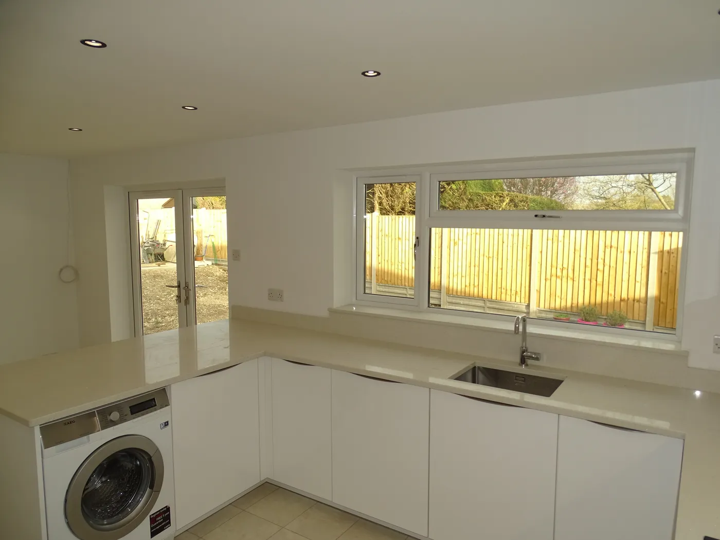 Handleless Gloss White Kitchen — project photo
