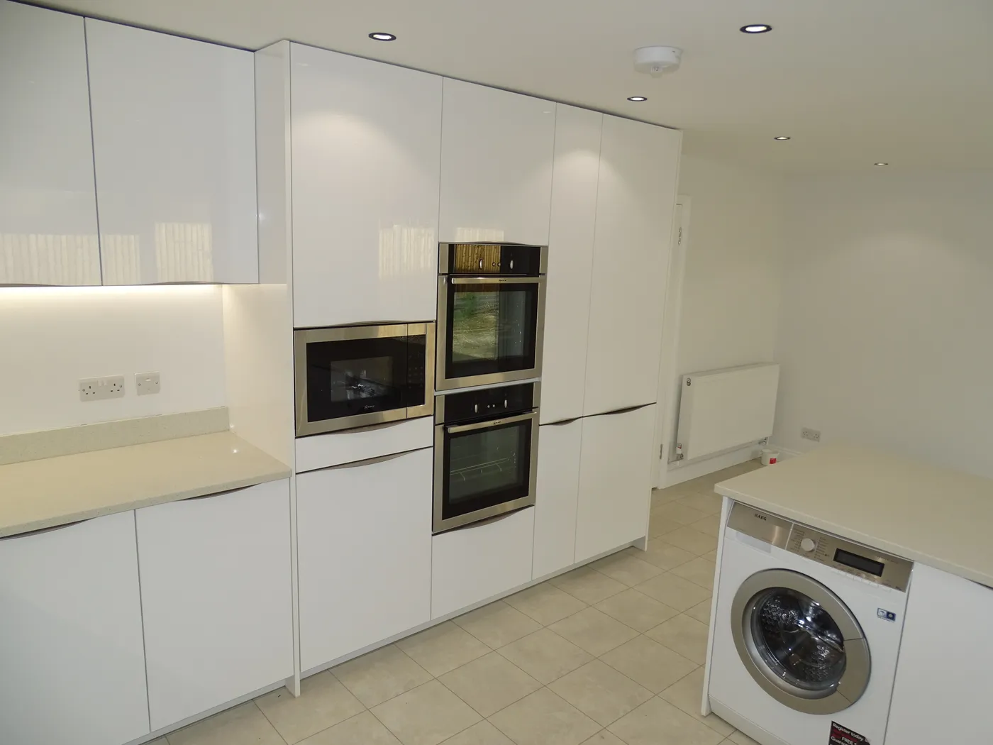Handleless Gloss White Kitchen — project photo