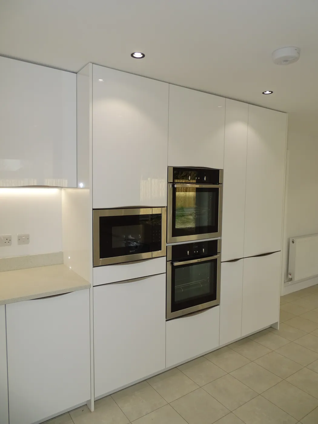 Handleless Gloss White Kitchen — project photo