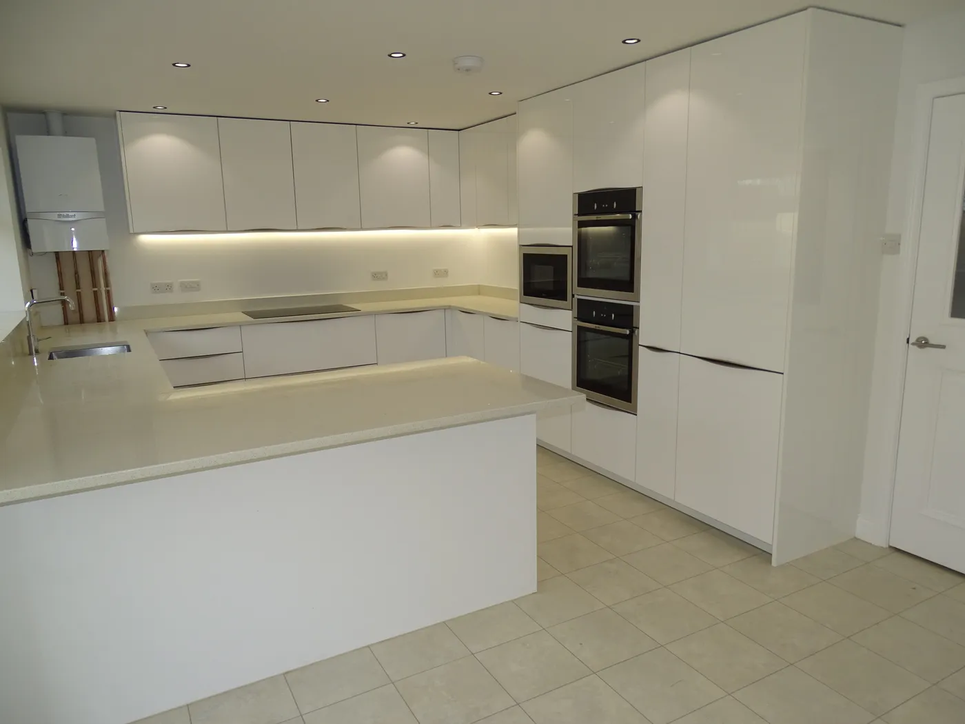 Handleless Gloss White Kitchen — project photo