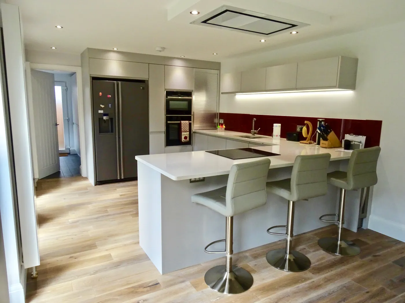 Contemporary Grey Kitchen with Breakfast Bar — project photo