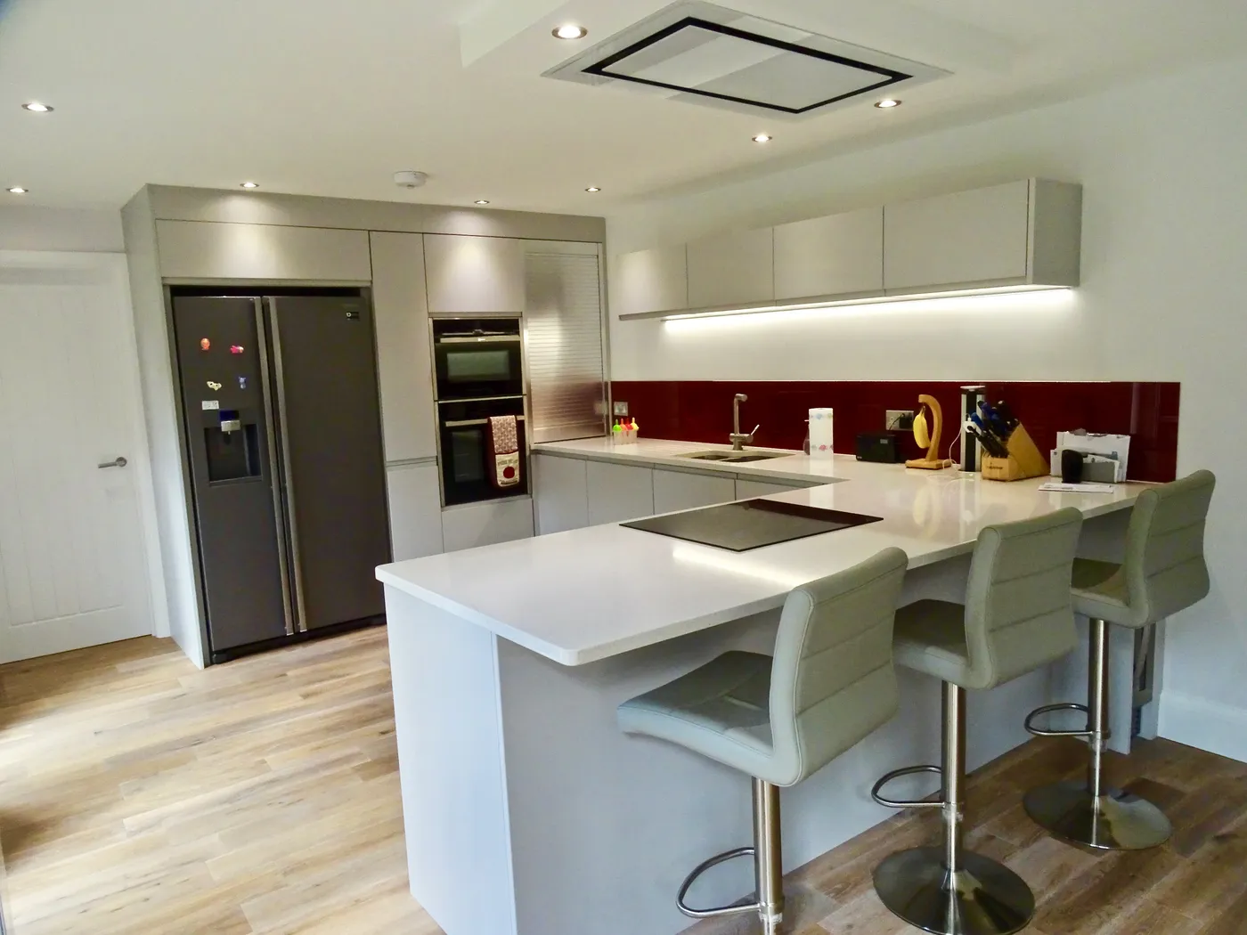 Contemporary Grey Kitchen with Breakfast Bar — project photo