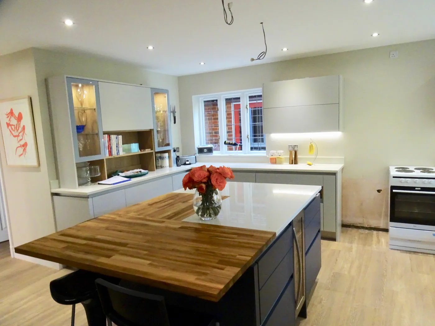 Greige Handleless Kitchen with Oak Breakfast Bar — project photo