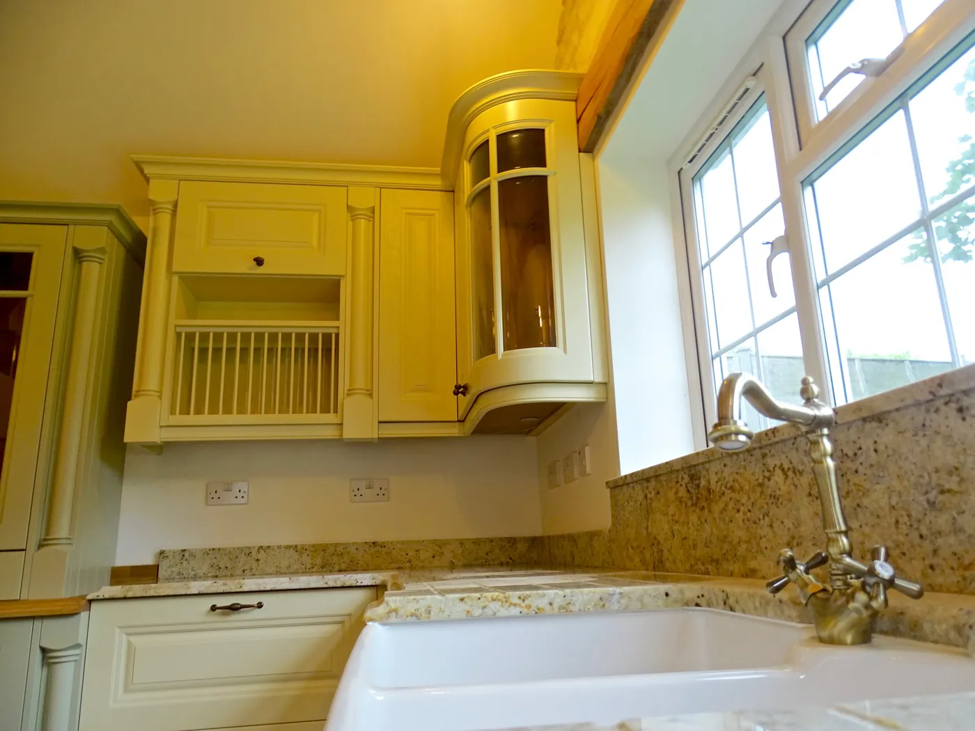 Traditional Cream Kitchen with Stone Feature Wall — project photo