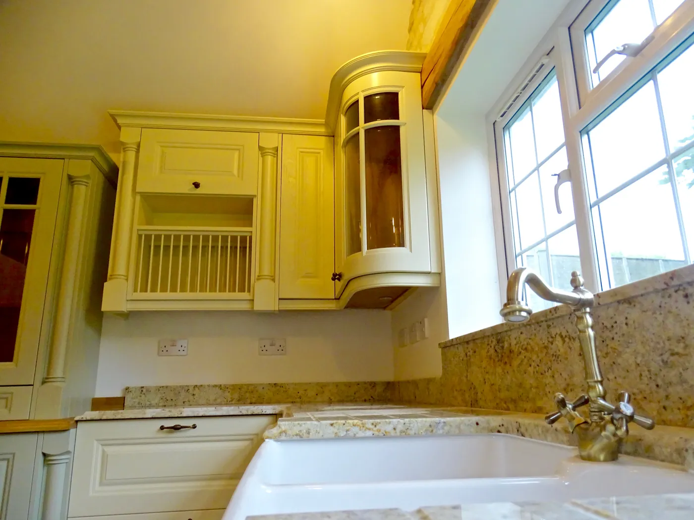 Traditional Cream Kitchen with Stone Feature Wall — project photo