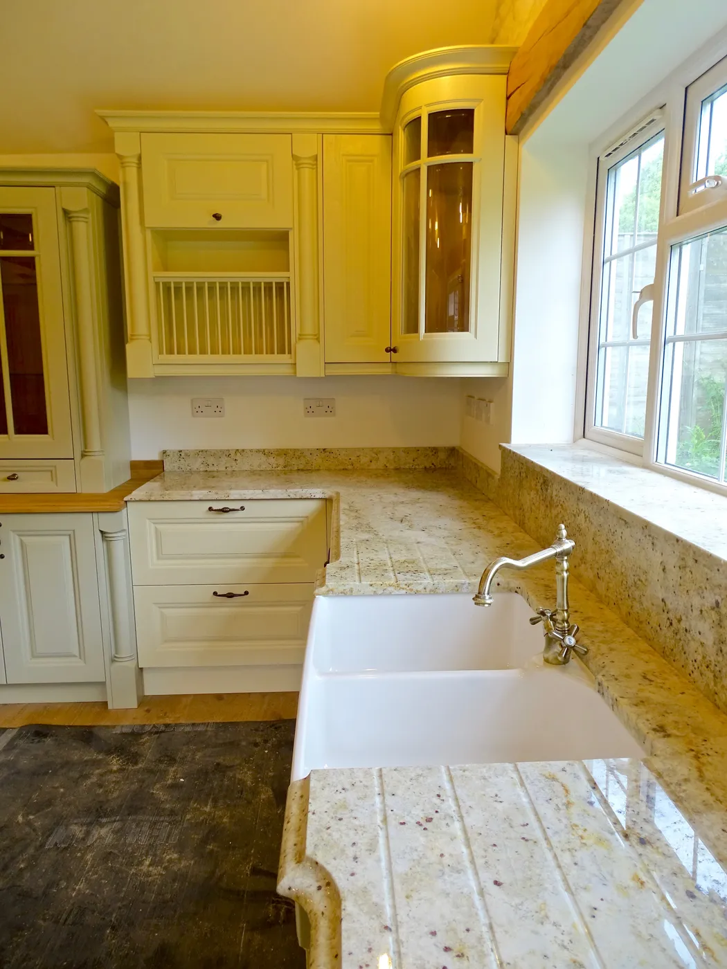 Traditional Cream Kitchen with Stone Feature Wall — project photo