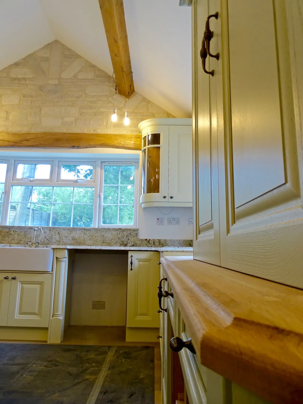 Traditional Cream Kitchen with Stone Feature Wall — project photo