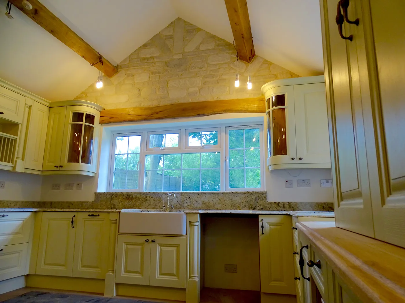 Traditional Cream Kitchen with Stone Feature Wall — project photo