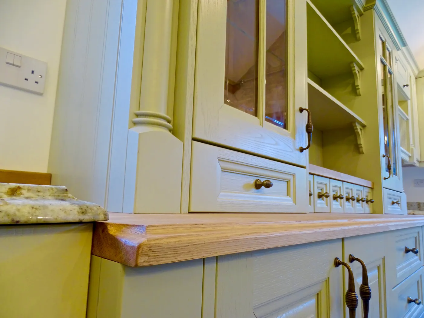 Traditional Cream Kitchen with Stone Feature Wall — project photo