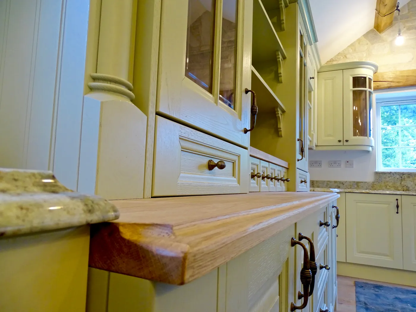 Traditional Cream Kitchen with Stone Feature Wall — project photo