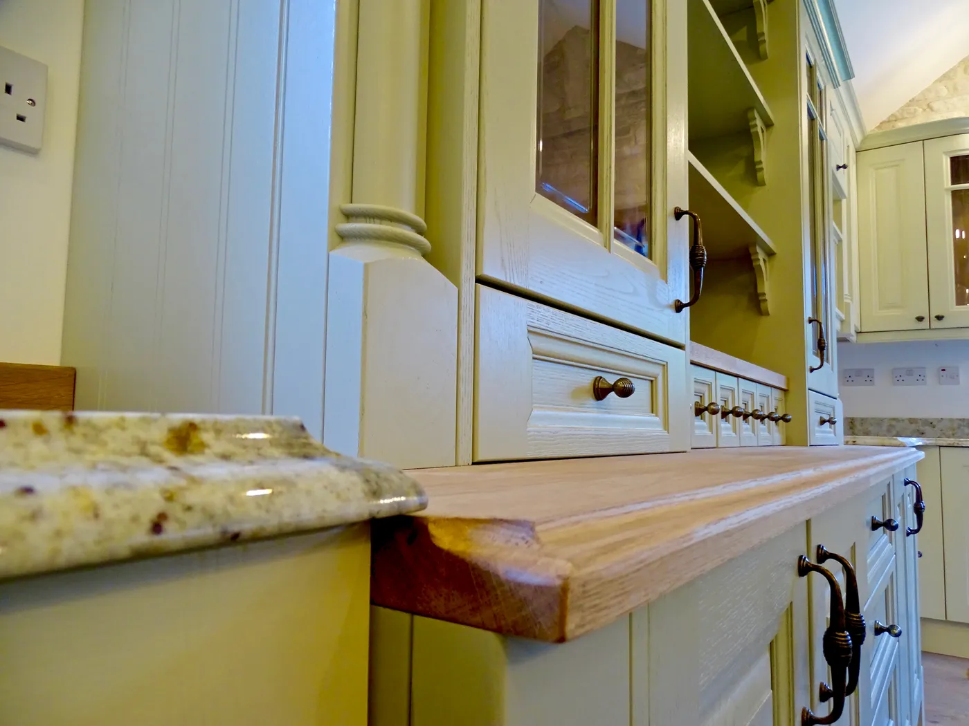 Traditional Cream Kitchen with Stone Feature Wall — project photo