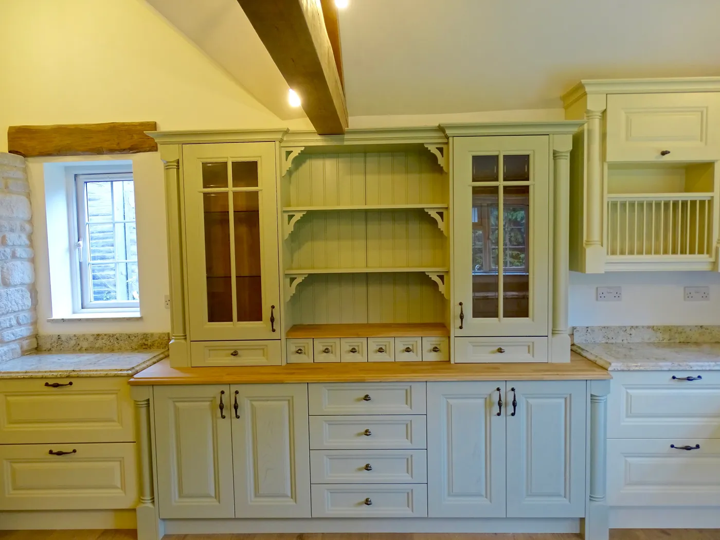 Traditional Cream Kitchen with Stone Feature Wall — project photo