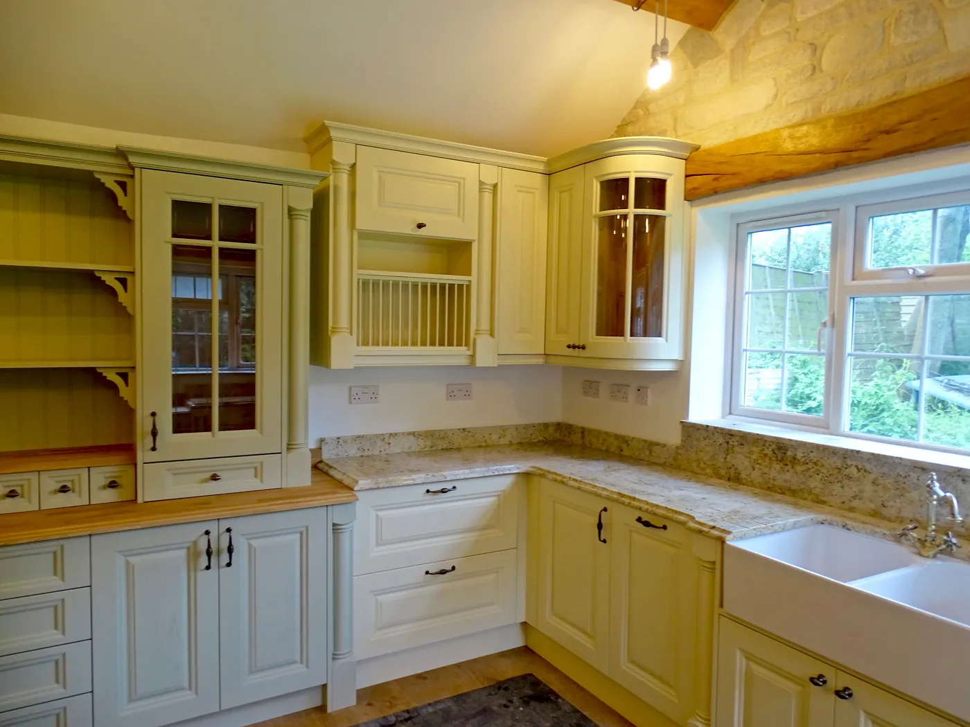 Traditional Cream Kitchen with Stone Feature Wall — project photo