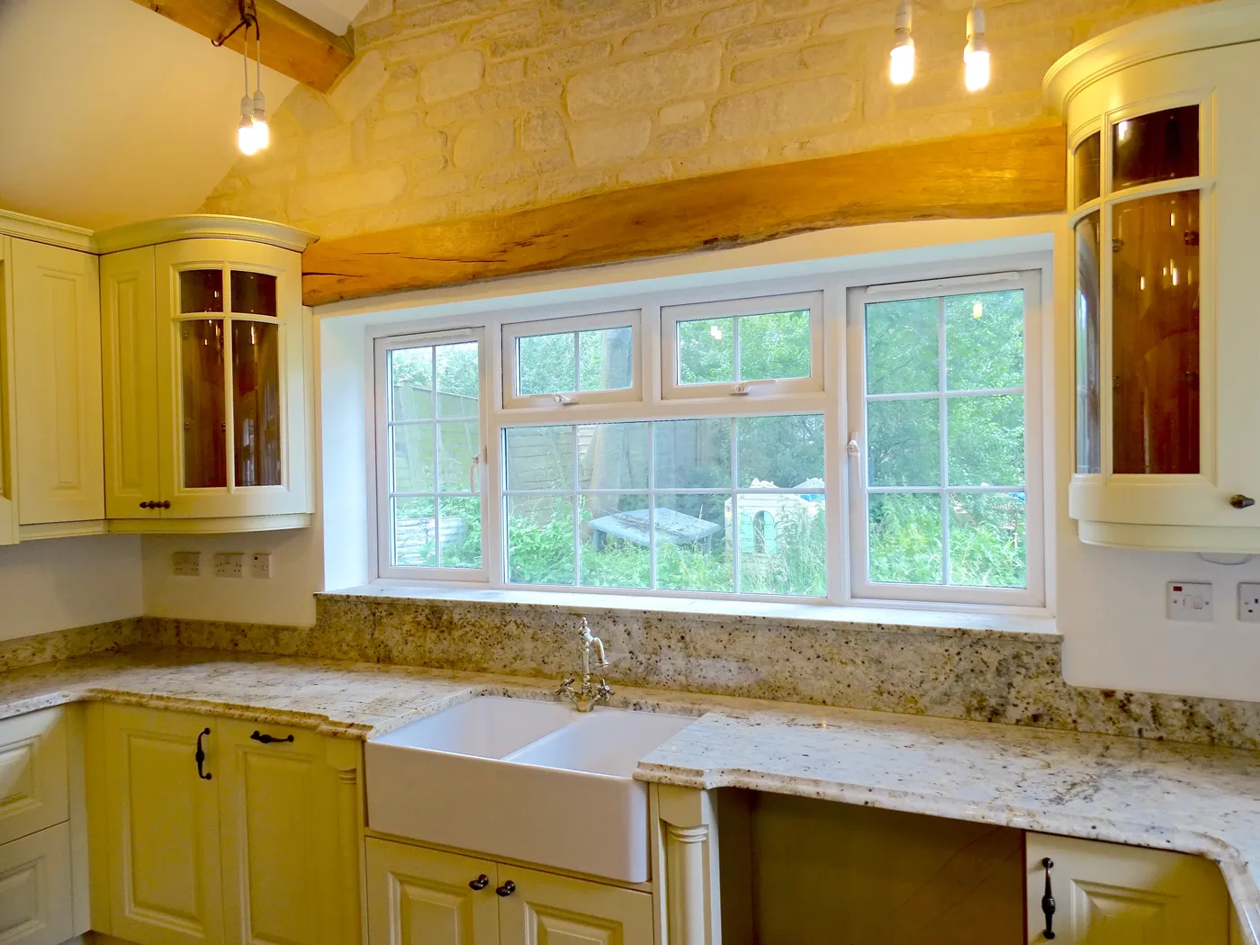Traditional Cream Kitchen with Stone Feature Wall — project photo
