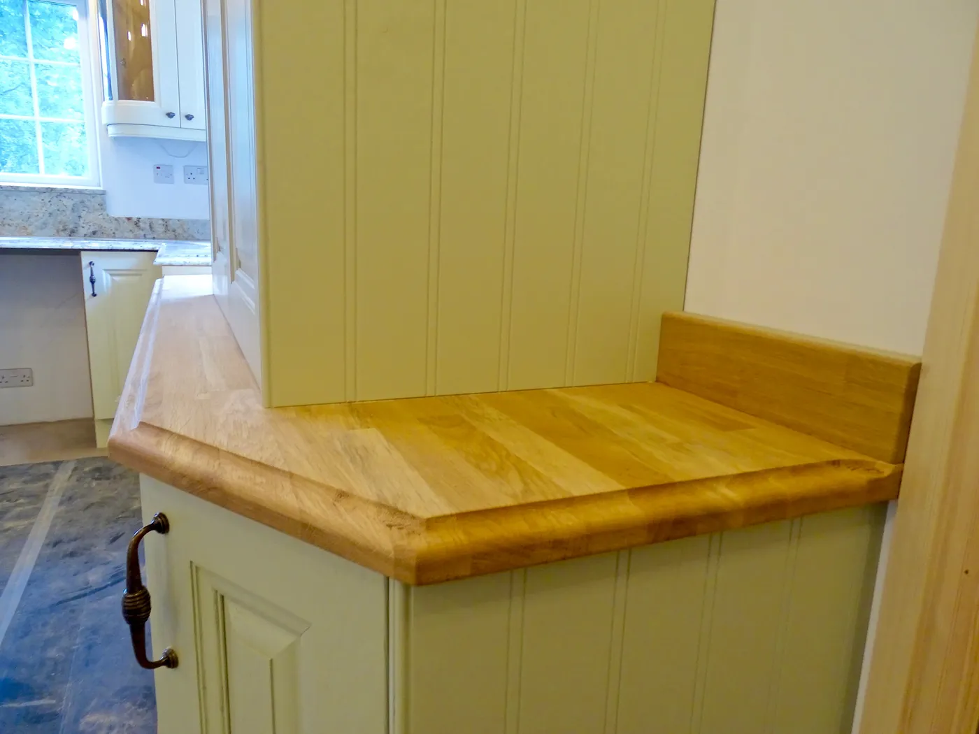 Traditional Cream Kitchen with Stone Feature Wall — project photo
