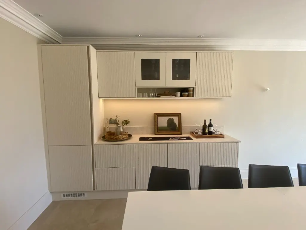 Cream Fluted Dining-Room Bar — detail
